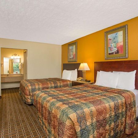 Days Inn By Wyndham Chester Esterno foto