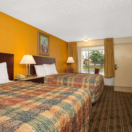 Days Inn By Wyndham Chester Esterno foto