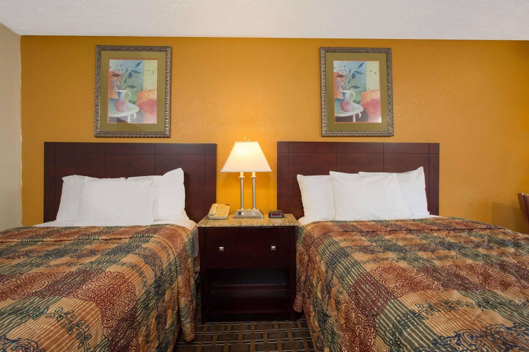 Days Inn By Wyndham Chester Esterno foto
