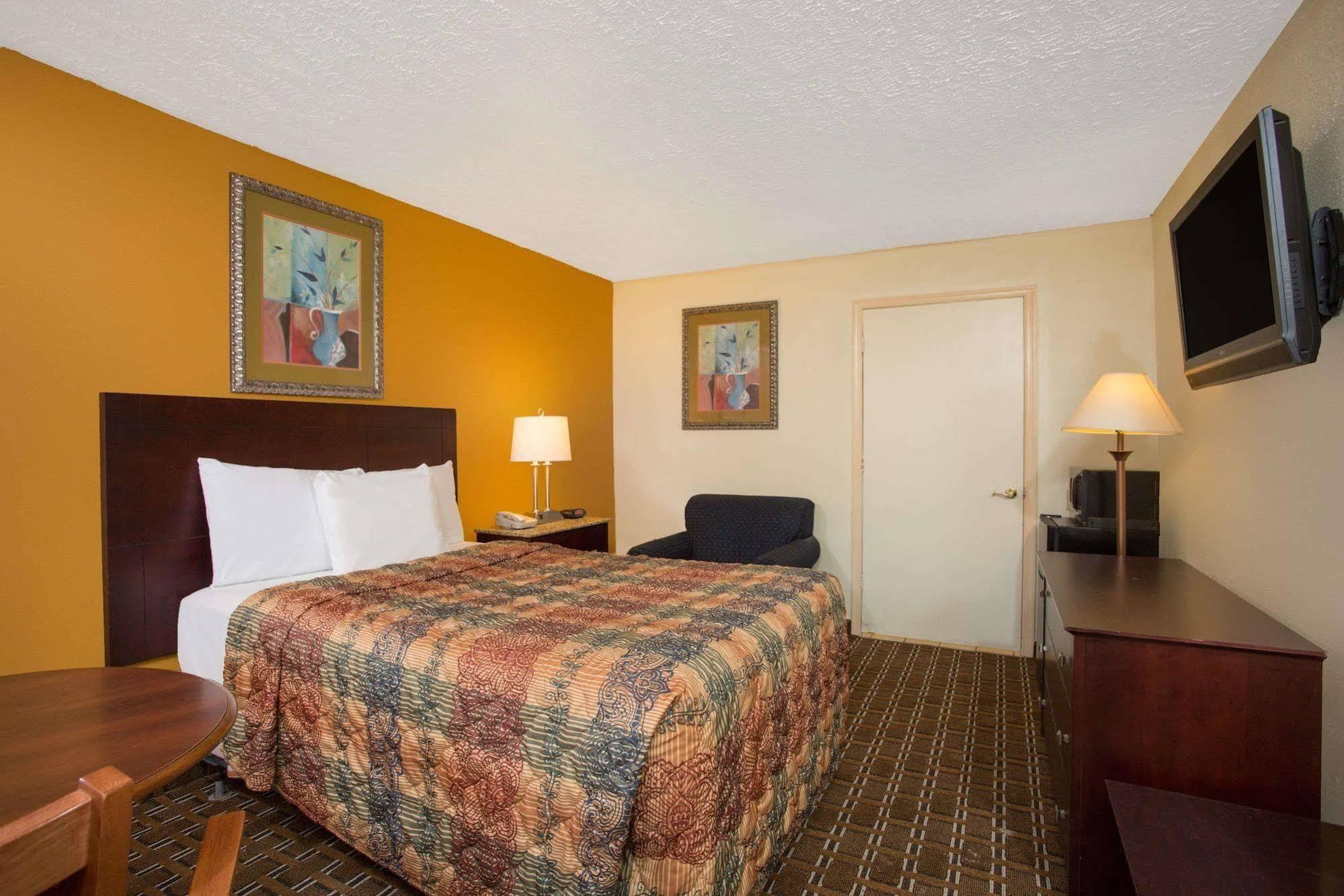 Days Inn By Wyndham Chester Esterno foto