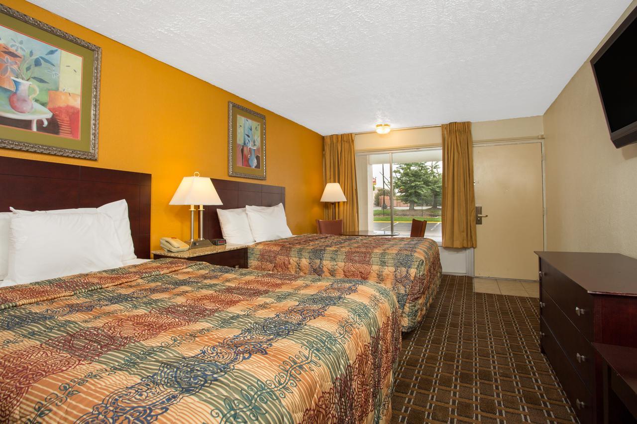 Days Inn By Wyndham Chester Esterno foto