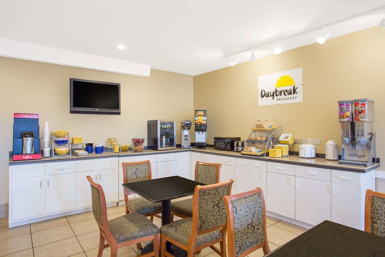 Days Inn By Wyndham Chester Esterno foto