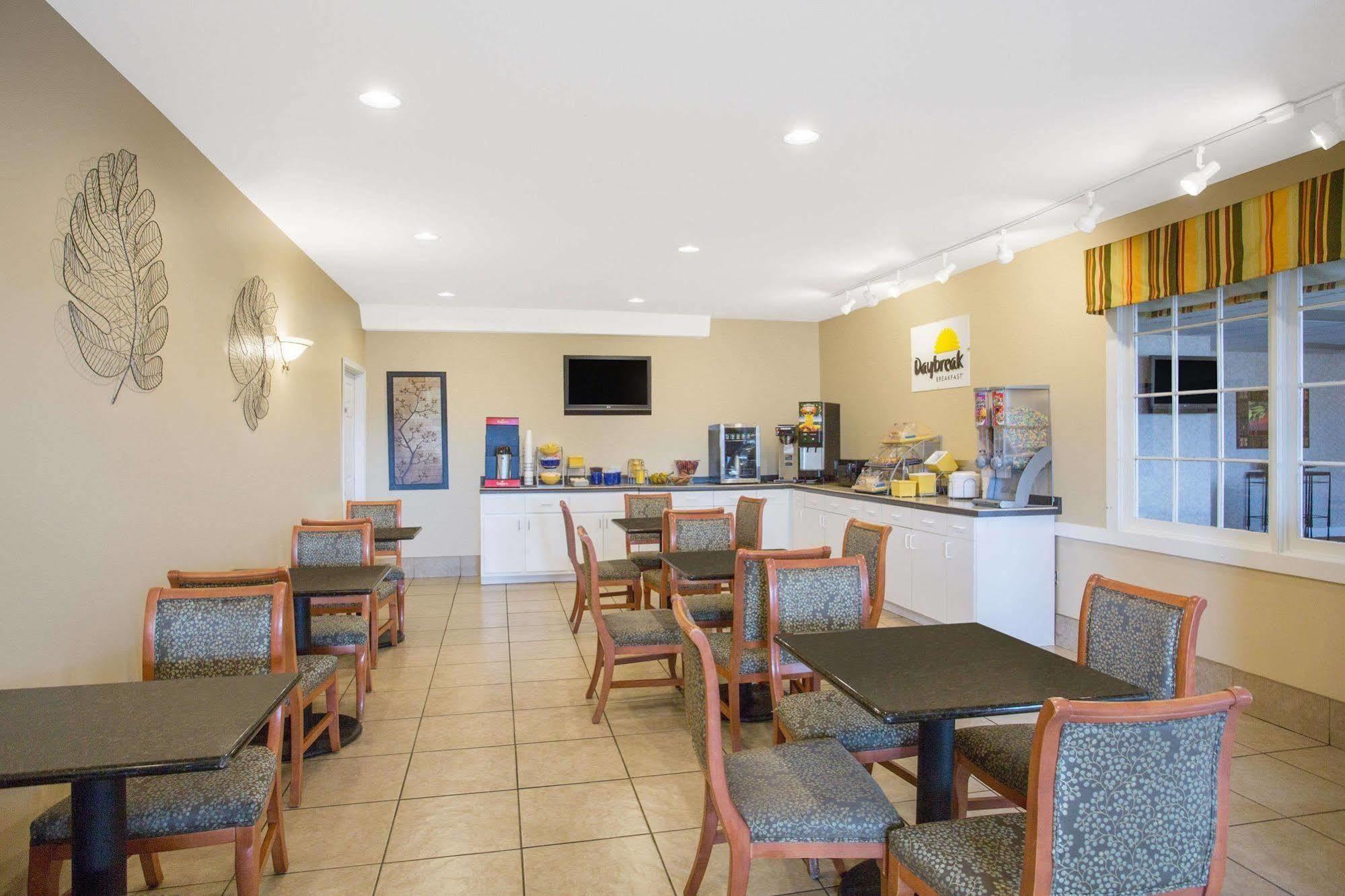 Days Inn By Wyndham Chester Esterno foto