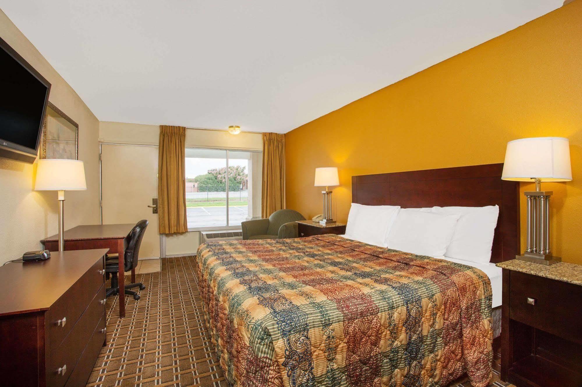 Days Inn By Wyndham Chester Esterno foto