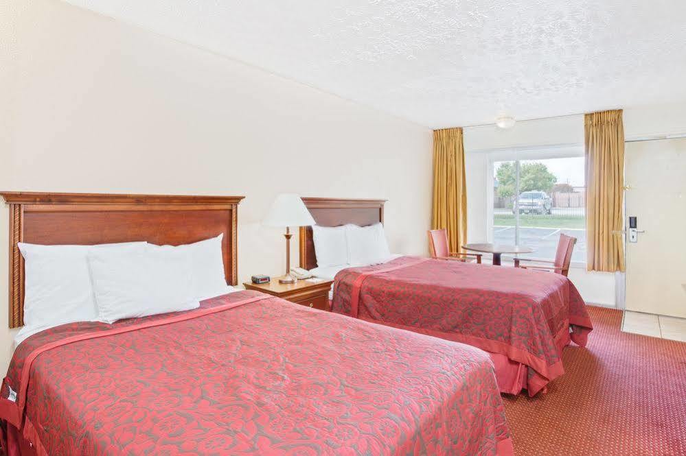 Days Inn By Wyndham Chester Esterno foto